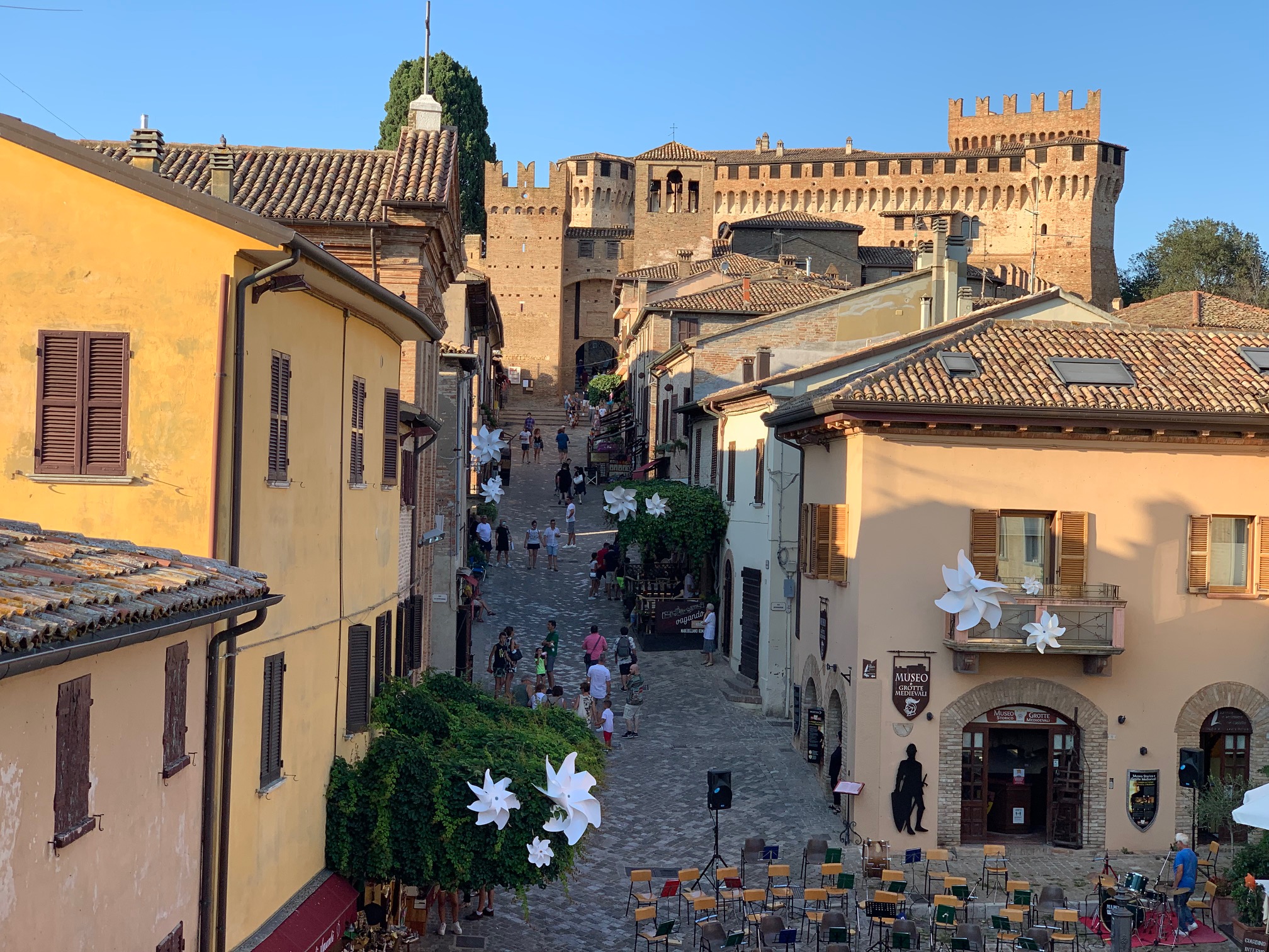 Castello di gradara e centro paese Castello di gradara