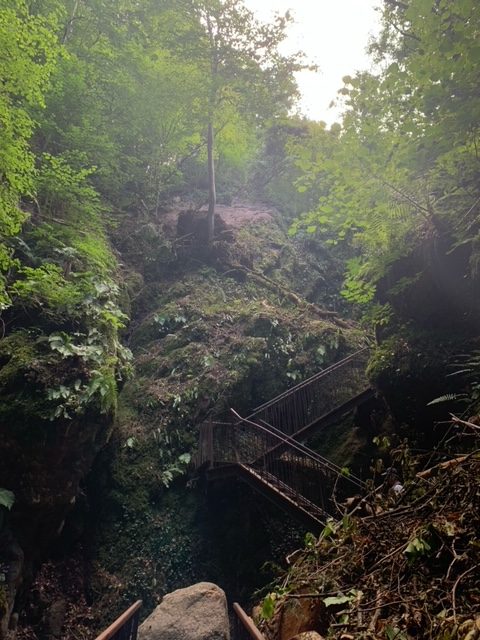 Passerella sulla cascata