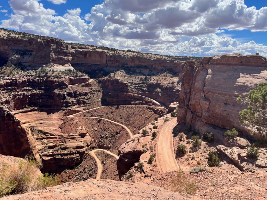 Strada discesa nel canyon