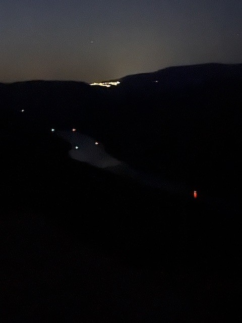 Il douro di notte con i suoi fari di segnalazione