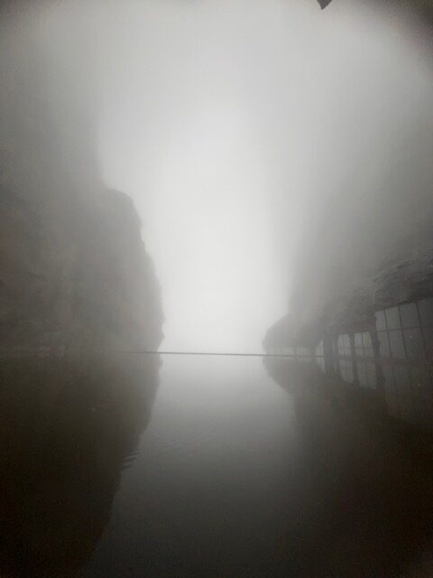 Vista della porta del paradiso avvolta dalla nebbia